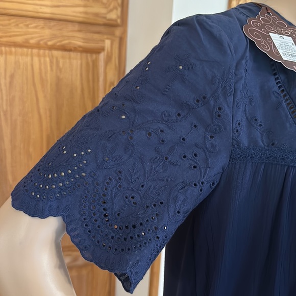 Knox Rose Navy Blue eyelet trim, peasant top with short sleeves - Picture 5 of 8